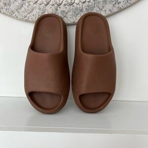 Yeezy slides flax